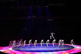 十国艺术家在国家体育馆开启马戏嘉年华图片