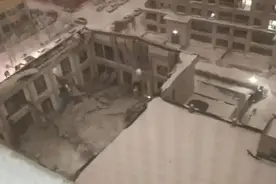 体育馆在雪夜坍塌图片