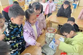盐水腌蛋、裹盐腌蛋、红泥腌蛋……苏州娃娃学腌鸭蛋迎立夏图片