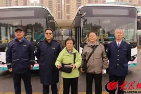 温馨巴士多名员工帮失主找回丢失手机图片