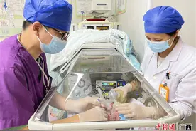南宁一对30周双胎宝宝“急”出生 其中一个竟穿了“透视装”图片
