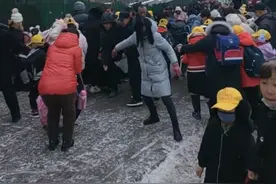 太原降雪多处斜坡路成“溜冰场”，家长送娃上学脚底打滑进退两难图片