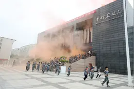 黄河科技学院举行2024年消防进军训暨应急疏散逃生演练图片