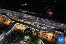 海口市域列车秀英站与城西站已顺利完成站台雨棚屋面板安装图片