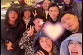 辽宁大战山东，高诗岩和辽篮队友聚餐合影，张镇麟赵继伟开怀大笑图片
