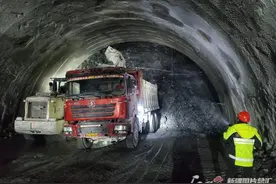 新疆公路隧道工程冒严寒加紧掘进图片