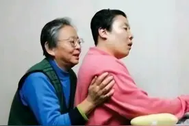 朱令火化后，朱令妈妈微信头像改成了一张鸟妈妈喂小鸟的照片图片