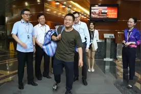 上海一身价35亿总裁假扮农民工，到工地上班第一天，差点就被开除图片