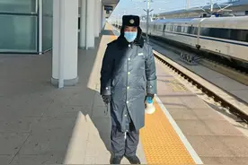 2岁女童追着高铁跑，监控画面让人揪心→图片