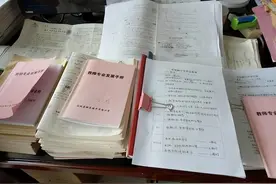 老师用上写字机器人，“科技”解决手写教案：你糊弄我，我糊弄你图片