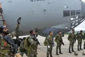 印度空降兵部队33人跳伞，竟然伤亡34人？多出的人哪里来的？图片