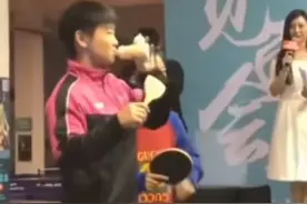 孙颖莎要喝带气的手打柠檬水 肖门：勿扰，等我冲瓶奶了再说！图片