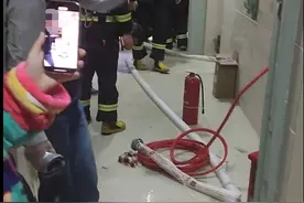 男子称小区有人放烟花导致失火，母亲不幸遇难，自救期间消防栓无法接水，官方：正调查图片