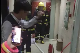 男子称小区有人放烟花导致失火，母亲不幸遇难，自救期间消防栓无法接水，官方：正调查图片