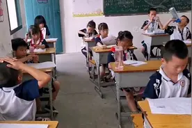 一年级考场“失控”，主打灵魂悬空，自我放松，老师：整不会了图片
