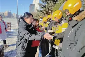 太原：寒冬里吃上热乎乎的饺子！社区为外卖小哥“反向送餐”图片