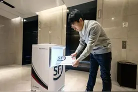 智能又方便！辽宁首台楼宇快递机器人在沈“上岗”——图片