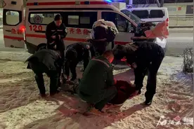 暖新闻丨老人凌晨晕倒在雪地 乌市民警及时救助送医图片