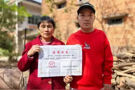 襄阳母亲捡回残疾孩子养大后，帮养子找到亲生父母图片
