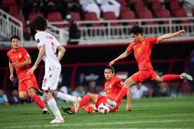 国足亚洲杯生死战变火车站 0-1卡塔尔 一球未进 将耻辱出局图片