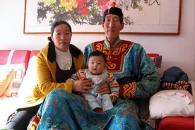 2.36米巨人鲍喜顺：不听医生劝告执意生下儿子，今生活幸福美满图片