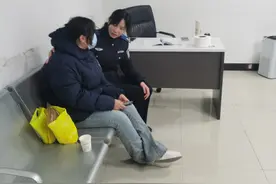 情侣争吵后女生夜间赌气“失联”，辅警帮忙寻人并当“和事佬”图片