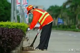 镇里安排了一个公益性岗位，村支书当面拒绝：去年工资还没拨下来图片