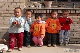 轰动一时的中国首例5胞胎，父亲过劳去世，孩子们22岁在上大学图片