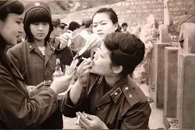 对越自卫反击战，前线战士都爱抽什么烟？女兵抽烟是为了“帮忙”图片