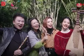 龚琳娜现身成都 与街头艺人一同送上新年祝福图片