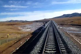 中国铁路建设技术一流,为什么青藏铁路的火车头,却要用美国的车头图片
