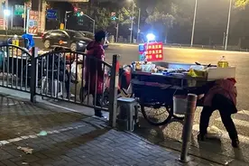 上海这条马路成了路边摊一条街？油烟弥漫、垃圾遍地，周边居民苦不堪言图片