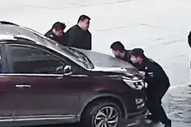 湖北公安 | 7人抬车，10秒救人！图片