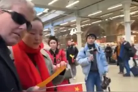 吵翻了！中国电视台美女与英国钢琴家在伦敦街头吵架，请您评评理图片