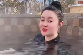 41岁关婷娜胖了，穿泳装在零下20度天气下泡温泉，皮肤雪白发光！图片