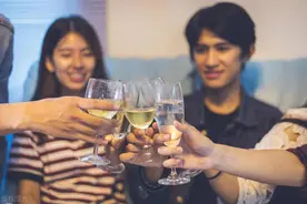 我想睡大学男闺蜜，假装喝醉酒，结果尴尬哭了图片