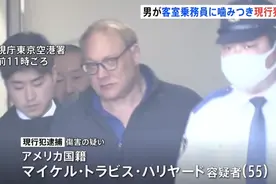 55岁美国乘客一跃而起疯狂撕咬日本美女空姐 原来他提前干了这件事图片