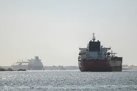 红海局势迫使商船绕行，埃及苏伊士运河收入锐减图片