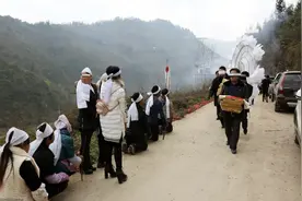 这咋判？父亲去世忘记通知姑姑，姑姑生气闹葬礼，被侄子打断肋骨图片