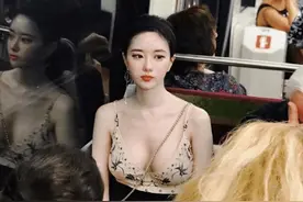 公交车上偶遇一位大美女，我瞬间就陷入了爱情旋涡！爱情来了！图片
