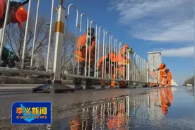 孝义留义物业：清洗隔离护栏 擦亮城市“颜值”图片