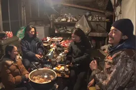 东出昌大和3名年轻女子隐居深山，欢乐跨年？网友：别忘给抚养费图片