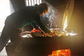 父亲走了，我回家看继母，她儿子给我孩子500块，我给继母5000块图片