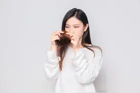 和比我年龄大的幼师合租，帮了她一个忙后，我成了她的另一半图片