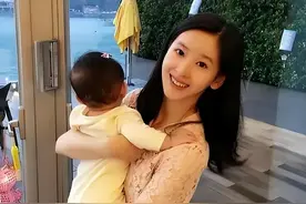 "章泽天二胎首度曝光：双胞胎男孩满周岁，家庭幸福美满"图片