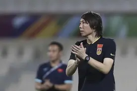 李铁为何弃用归化球员？名记：陈戌源亲手废掉，不给蔡振华贴金图片
