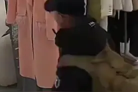 被帅到！小伙借试衣间换装秒变帅气兵哥哥图片