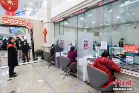 “最高可贷30万，利率低至3.0%！” 银行拼起消费贷图片