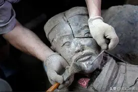 兵马俑是“活人”烧制？陕西一尊兵马俑开裂，真相水落石出图片