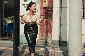 王菊打卡《繁花》上海街道，黑皮裙皮草大衣是上海时髦女郎无疑了图片